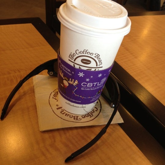 Photo taken at The Coffee Bean &amp; Tea Leaf by Michael S. on 11/17/2012