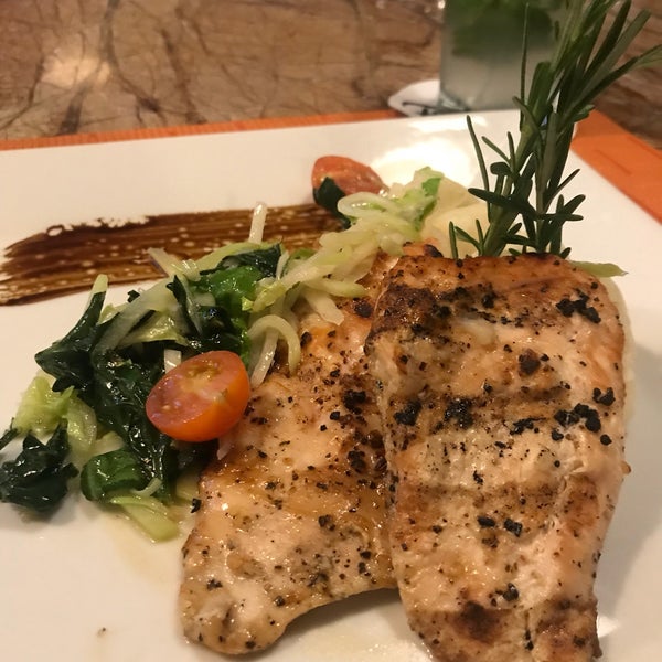 2/15/2018 tarihinde Erika T.ziyaretçi tarafından Pitahayas Restaurant'de çekilen fotoğraf