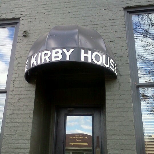 รูปภาพถ่ายที่ Kirby Grill โดย Michelle B. เมื่อ 11/11/2012
