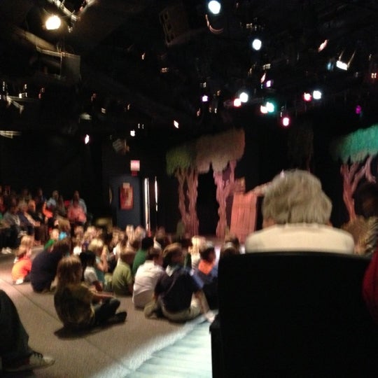 รูปภาพถ่ายที่ Coterie Theatre โดย Jon S. เมื่อ 11/10/2012