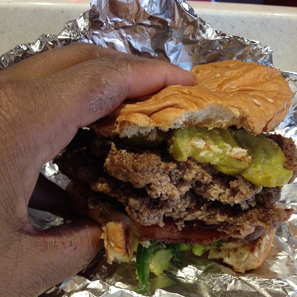 Foto scattata a Z Burger da afrofuturistscholar il 5/31/2014