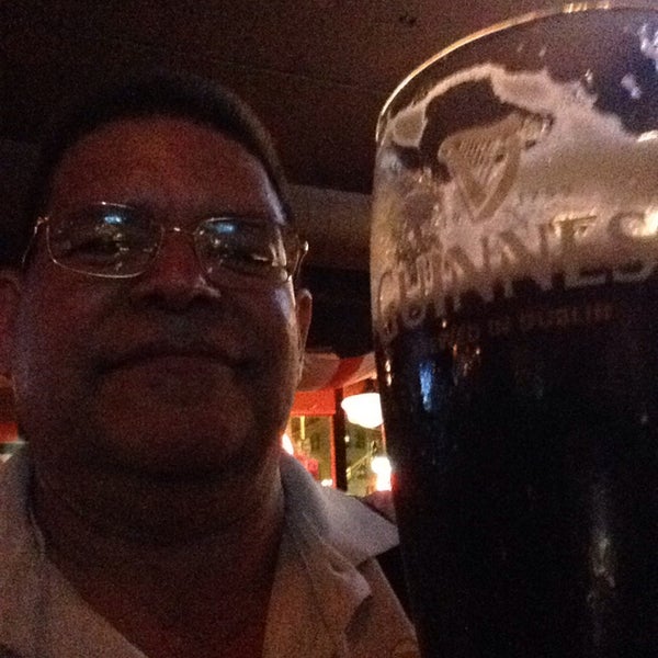 Foto tirada no(a) Tigin Irish Pub por Bob T. em 5/30/2015