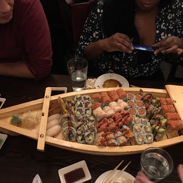Foto tirada no(a) Sushi Para 88 por James L. em 11/18/2016