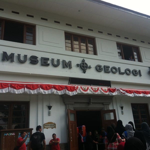 Foto diambil di Museum Geologi oleh Sabirah S. pada 10/15/2016