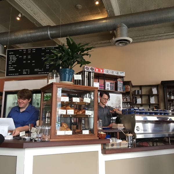 Foto diambil di Amherst Coffee + Bar oleh Sarah B. pada 5/20/2016