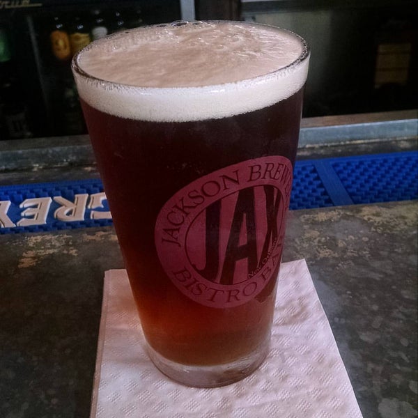 Das Foto wurde bei Jackson Brewery Bistro Bar von Phil R. am 9/3/2015 aufgenommen