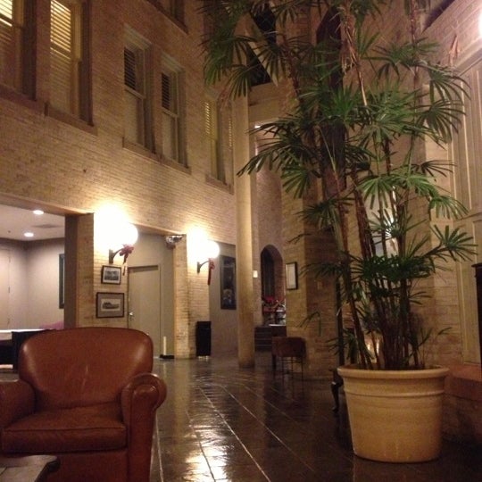 Снимок сделан в The Historic Crockett Hotel пользователем Ale C. 12/19/2012