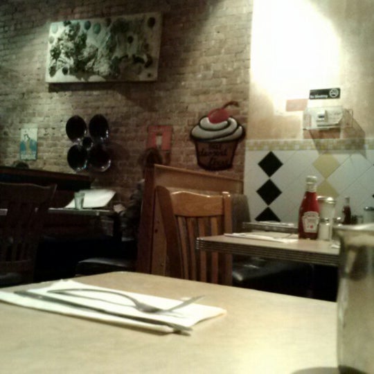 รูปภาพถ่ายที่ Daisy&#39;s Diner โดย X เมื่อ 11/18/2012