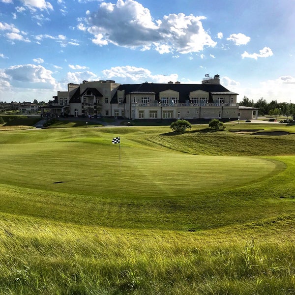 Foto tirada no(a) Zavidovo PGA National Golf Club por Natalia V. em 6/20/2018