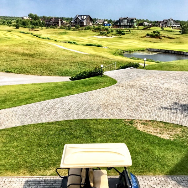 Foto tirada no(a) Zavidovo PGA National Golf Club por Natalia V. em 6/19/2018