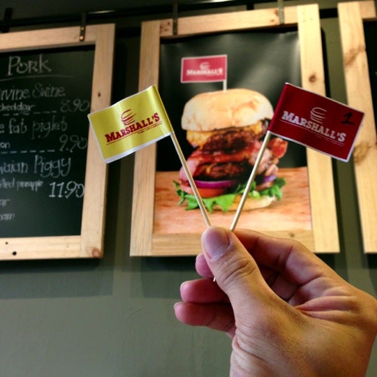 รูปภาพถ่ายที่ Marshall&#39;s Burger โดย Kee Lin L. เมื่อ 12/2/2012