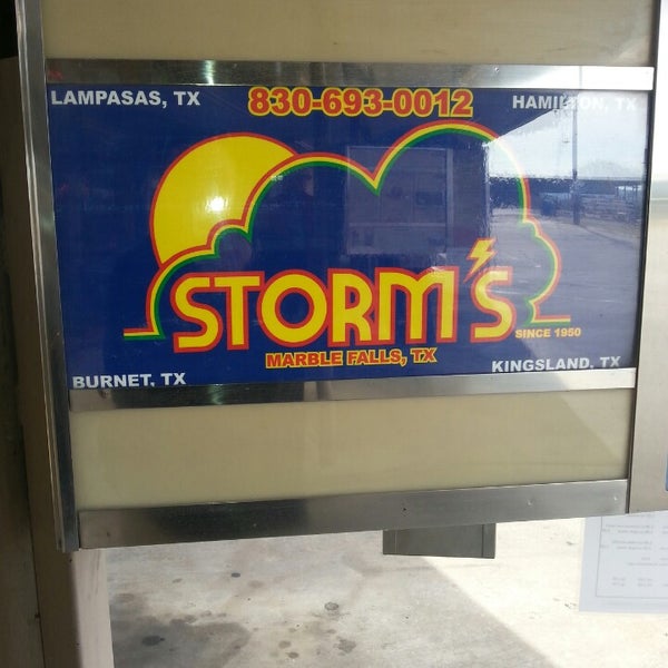 12/12/2013 tarihinde AUS10 T.ziyaretçi tarafından Storm&#39;s Drive-In Restaurant - Marble Falls'de çekilen fotoğraf