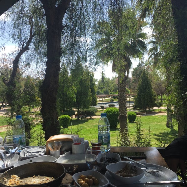 Das Foto wurde bei Kasr-ı Ala Restaurant von ENES Ç. am 4/10/2021 aufgenommen