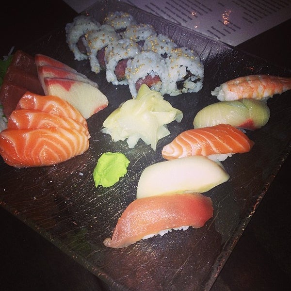 Foto tirada no(a) Gekko Sushi and Lounge por Denitia F. em 3/22/2014