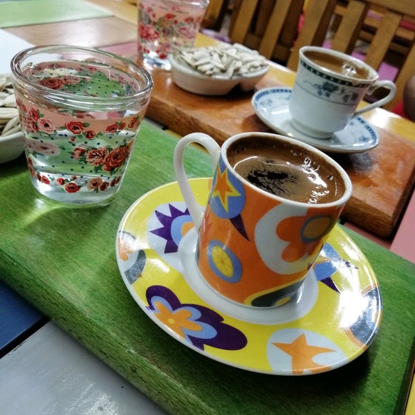 Photo taken at Çekirdek Kahve by Veysel . on 7/30/2020