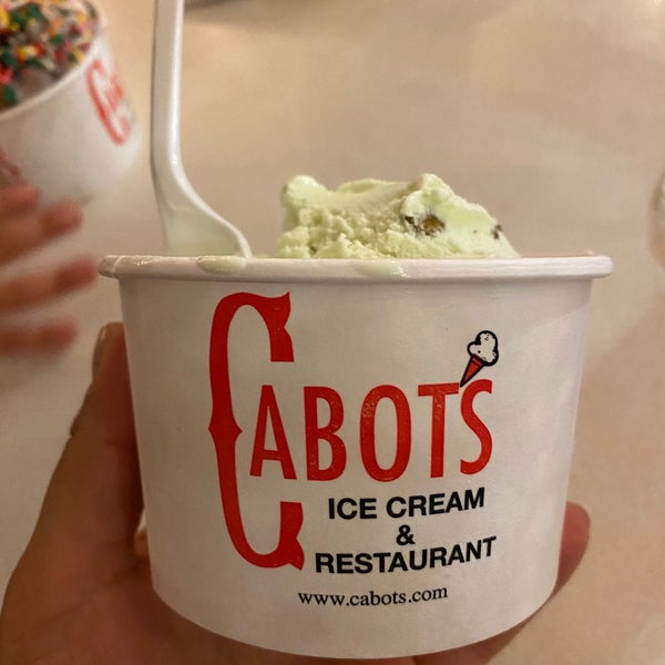 Снимок сделан в Cabot&#39;s Ice Cream &amp; Restaurant пользователем Ale H. 9/2/2020