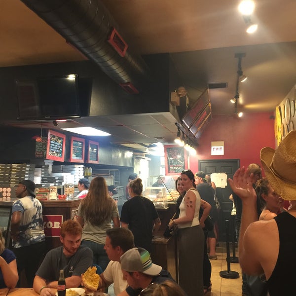 Foto scattata a Dimo&#39;s Pizza da Niall C. il 8/13/2017