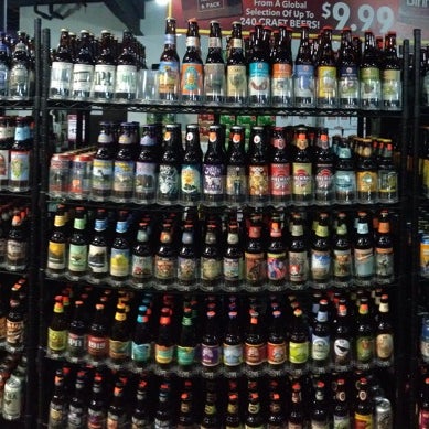 Foto tomada en Binny&#39;s Beverage Depot  por Mark S. el 7/17/2014