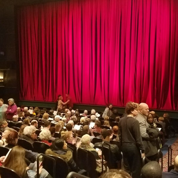 รูปภาพถ่ายที่ The Joyce Theater โดย Paula S. เมื่อ 11/12/2017