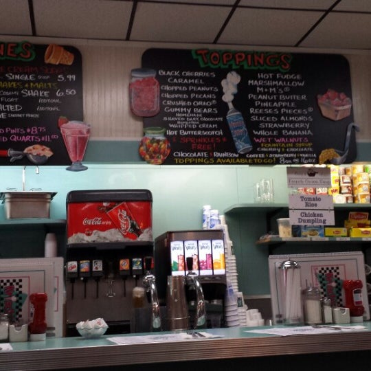 7/10/2014 tarihinde Paula S.ziyaretçi tarafından Krisch&#39;s Restaurant &amp; Ice Cream Parlour'de çekilen fotoğraf