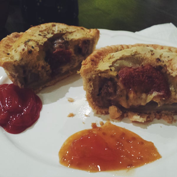 Meat pie with mozzarella and cheddar, served with apple chutney. Seriously tasy snack.