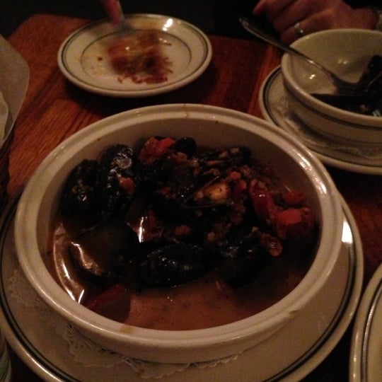 Foto diambil di RT&#39;s Restaurant oleh Cathy W. pada 12/1/2012