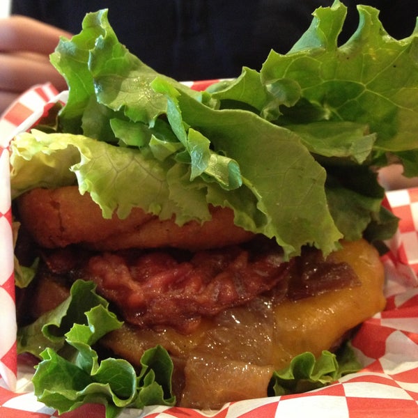 5/9/2013にRichard Z.がTeddy&#39;s Bigger Burgersで撮った写真