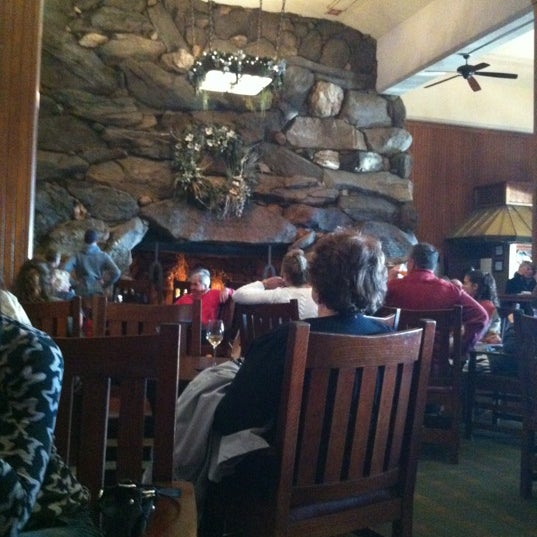Foto scattata a Great Hall Bar at The Grove Park Inn Resort &amp; Spa da Teresa il 11/21/2012