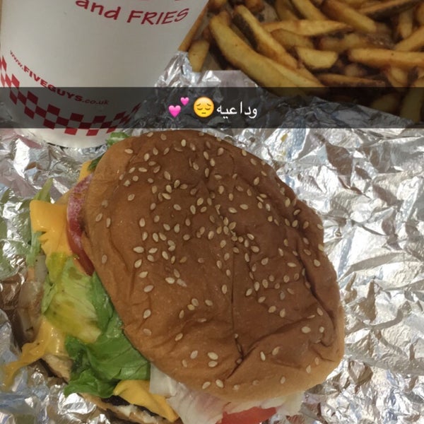 Photo taken at Five Guys by 💕 ✨. on 5/25/2016