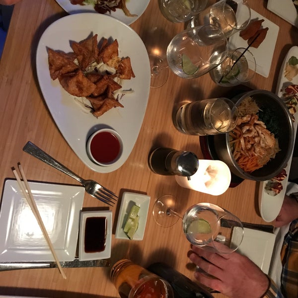 Foto scattata a Bluefins Sushi and Sake Bar da Bill W. il 11/10/2017
