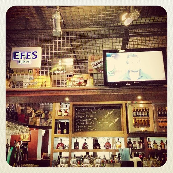 Foto scattata a Efes Sports Pub da Kenan A. il 1/26/2013