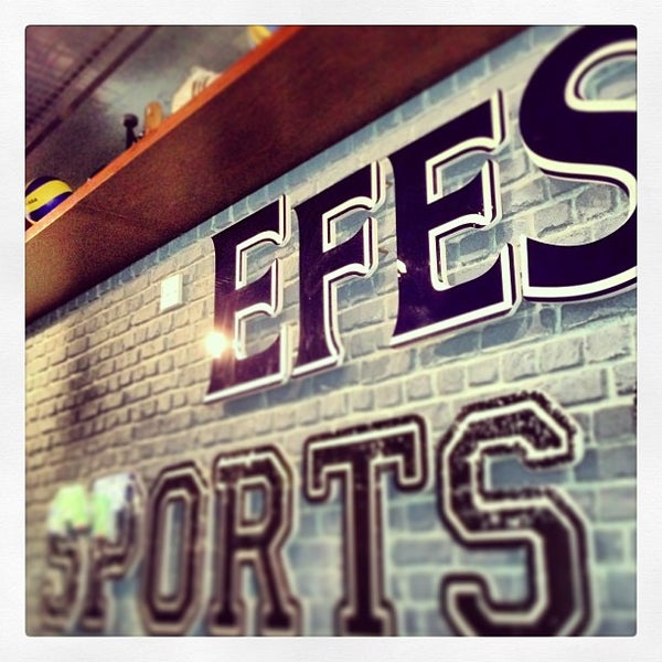 Foto tirada no(a) Efes Sports Pub por Kenan A. em 1/14/2013