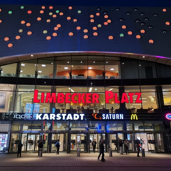 รูปภาพถ่ายที่ Einkaufszentrum Limbecker Platz โดย Ilias C. เมื่อ 3/7/2019
