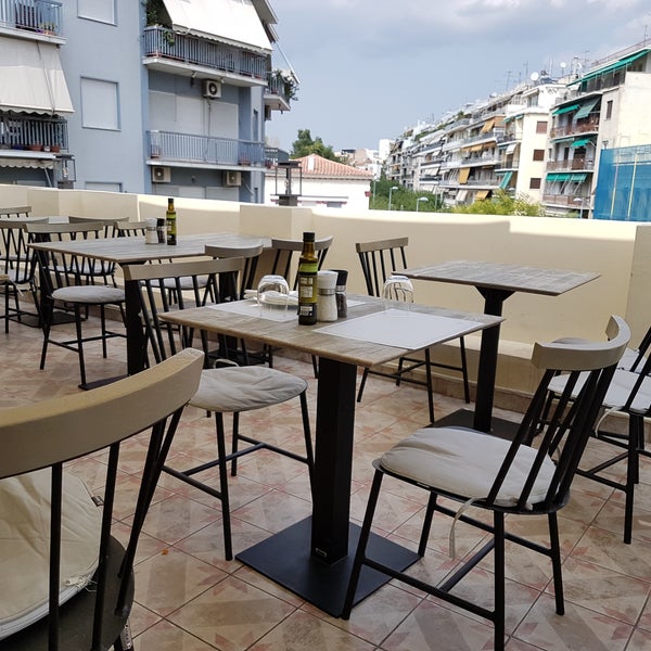 Photo prise au Balcony Restaurant &amp; Bar par Ilias C. le8/22/2017