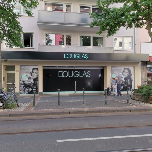 6/11/2021 tarihinde Ilias C.ziyaretçi tarafından Parfümerie Douglas Düsseldorf'de çekilen fotoğraf