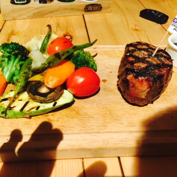 รูปภาพถ่ายที่ Karnivora Steak &amp; Burger House โดย Demir Yasin D. เมื่อ 4/22/2015