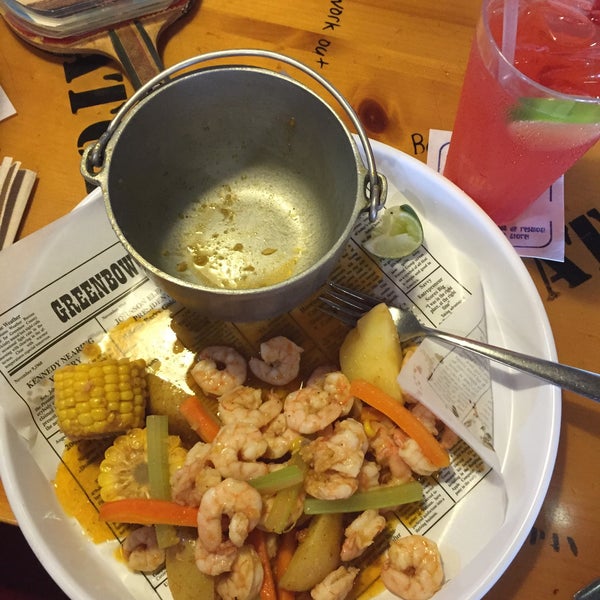 Photo taken at Bubba Gump Shrimp Co. by Veronica L. on 8/7/2015