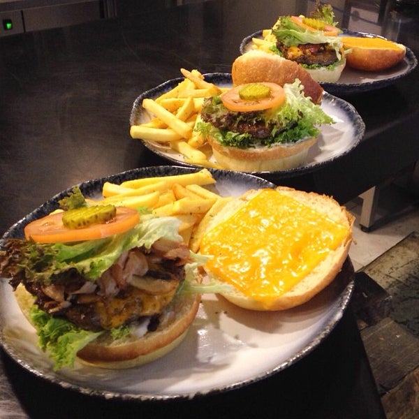 รูปภาพถ่ายที่ Bun Bun Burgers &amp; More โดย faisal a. เมื่อ 1/30/2015