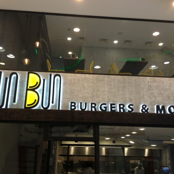 Das Foto wurde bei Bun Bun Burgers &amp; More von faisal a. am 11/15/2014 aufgenommen
