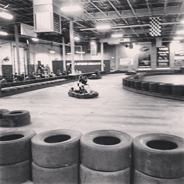 2/26/2013 tarihinde Matt F.ziyaretçi tarafından Full Throttle Indoor Karting'de çekilen fotoğraf