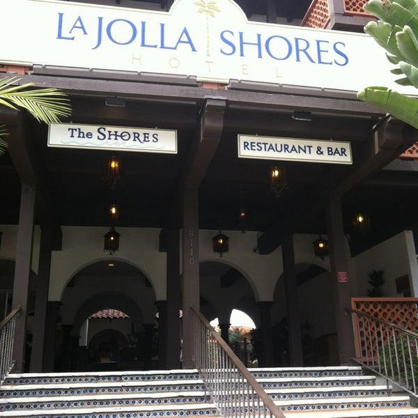 Foto diambil di La Jolla Shores Hotel oleh Janette S. pada 3/17/2013