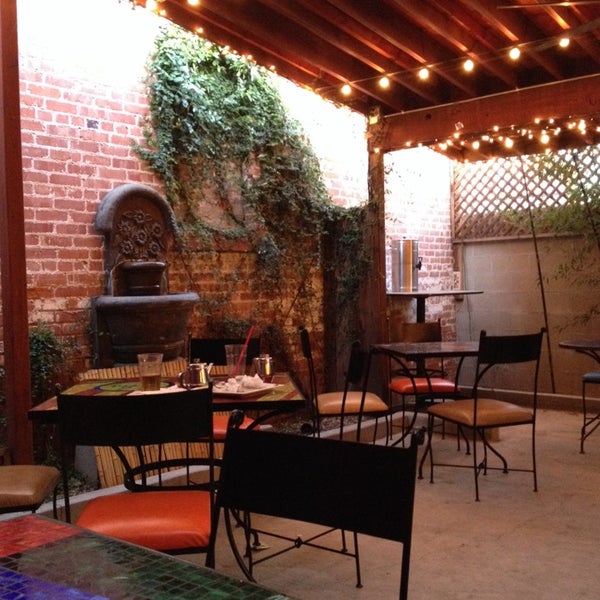 4/30/2014 tarihinde Zelina M.ziyaretçi tarafından The Coffee Table and Lounge'de çekilen fotoğraf