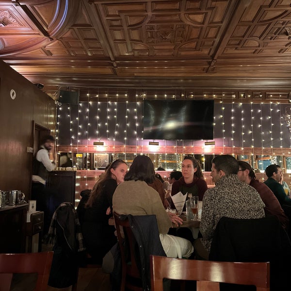 รูปภาพถ่ายที่ Onieal&#39;s Grand Street Bar &amp; Restaurant โดย Clay F. เมื่อ 12/5/2021