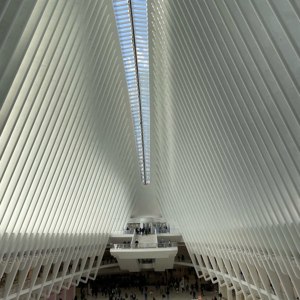 Das Foto wurde bei Westfield World Trade Center von Sarah🌴 am 5/2/2023 aufgenommen