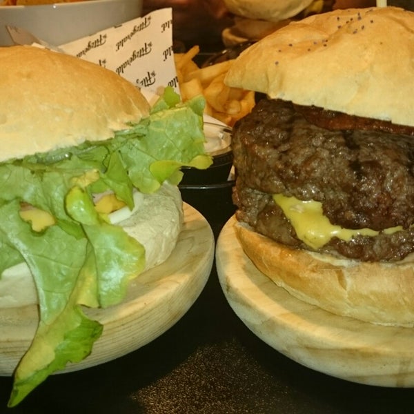 Foto diambil di The Fitzgerald Burger Company oleh BoRo V. pada 11/2/2014