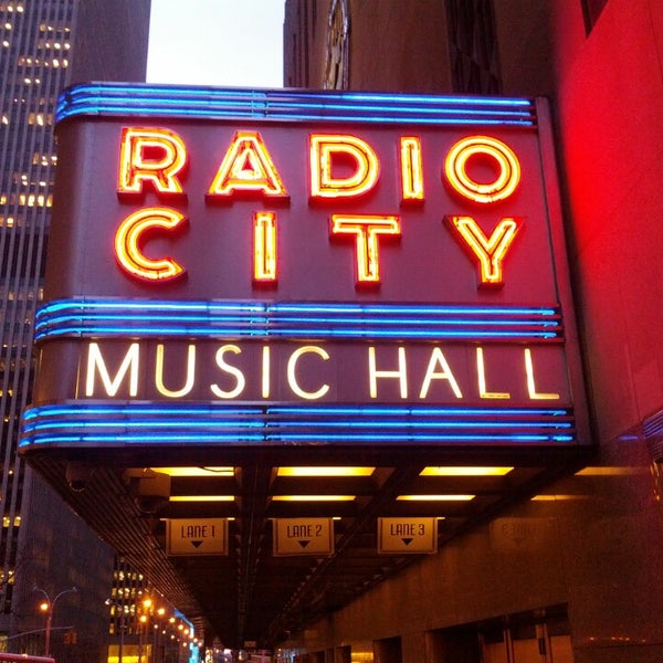 Радио сити кар. Радио-Сити-Мьюзик-Холл. Мьюзик Холл Нью Йорк. Нью Йорк Radio City. Радио Сити Мюзик Холл.