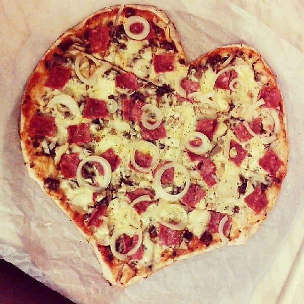 2/14/2014 tarihinde Christina F.ziyaretçi tarafından Calda Pizza'de çekilen fotoğraf