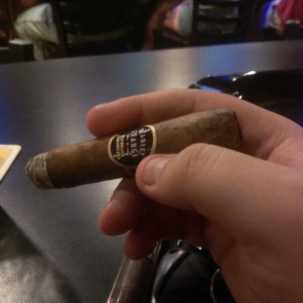 Foto tomada en Elite Cigar Cafe  por Evan P. el 11/4/2012