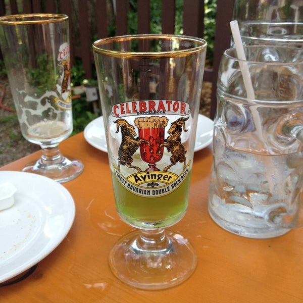 Foto tomada en Old Heidelberg German Restaurant  por Thaddeus D. el 7/5/2013