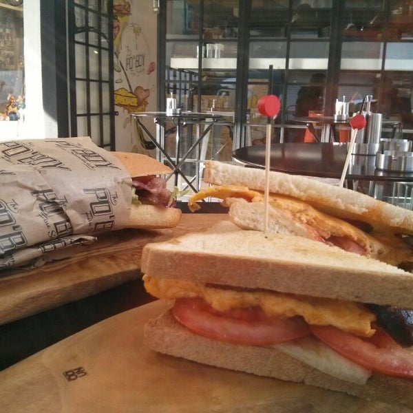 รูปภาพถ่ายที่ PoBoy - Fine Sandwich โดย Ömer Ç. เมื่อ 1/11/2014